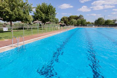 Freibad – klare Wasseroberfläche